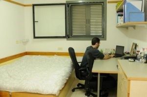 صورة لطالب يدرس في الغرفة
